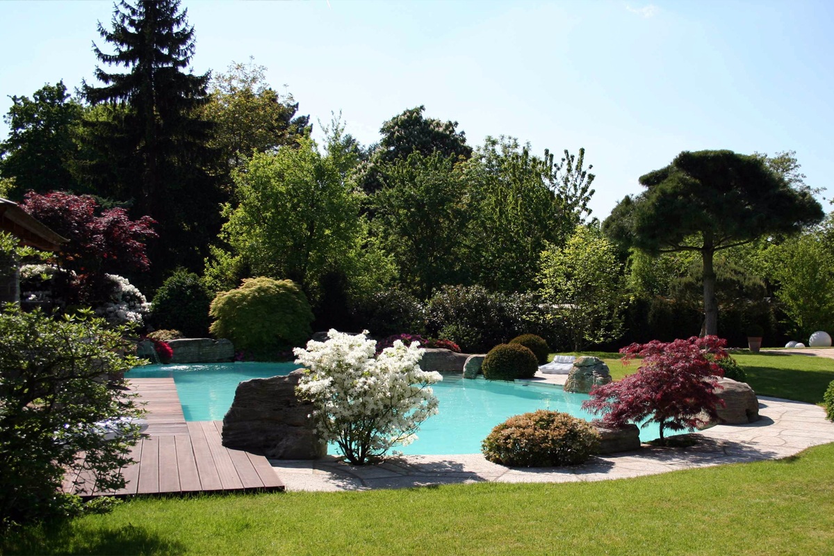 Garten mit Pool und wunderschöner Gartenanlage. Pool mit individuellem Holzdeck