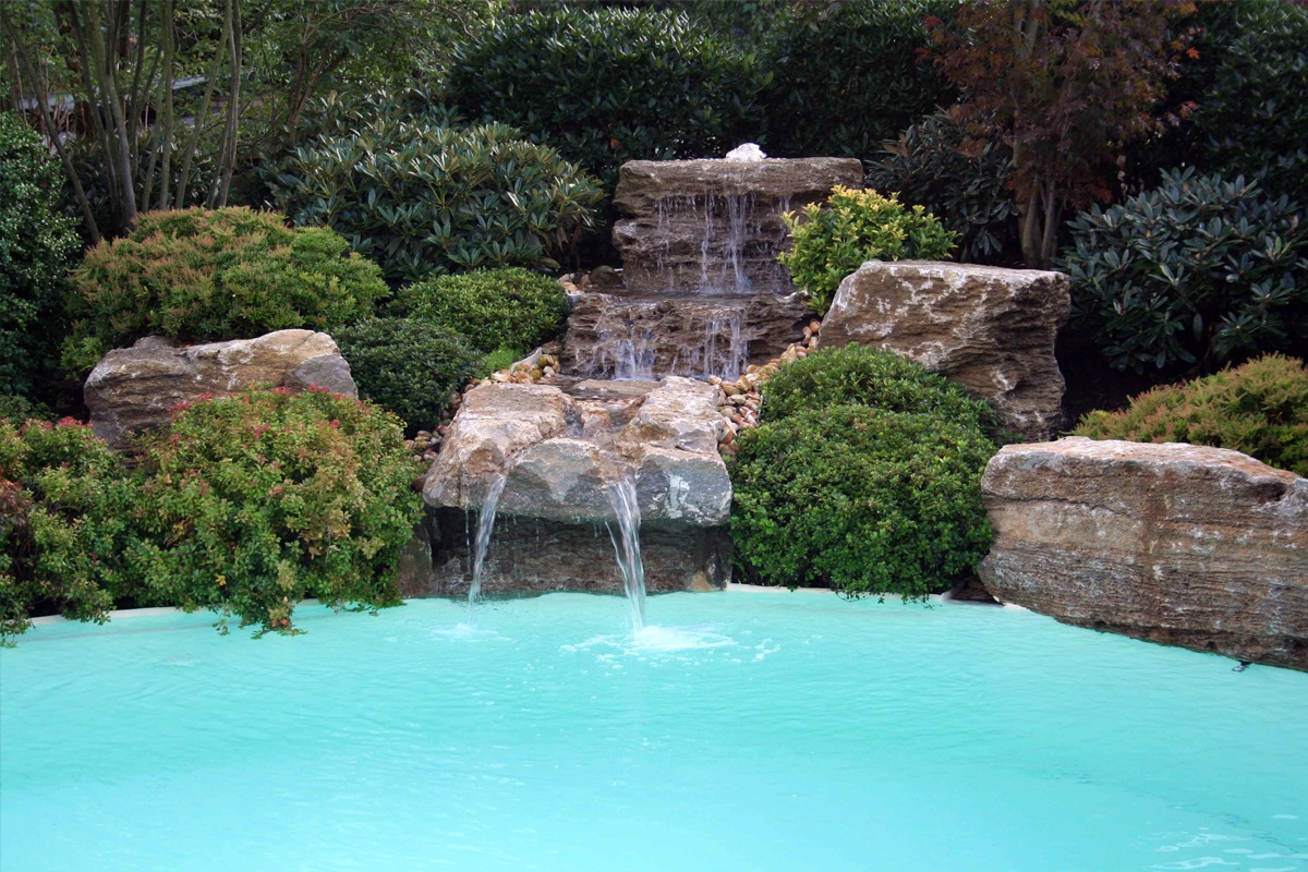 Natural Pool mit Wasserfall für Ihren Garten. Wir gestalten Ihren Garten neu, Wir begradigen Ihr Grundstück und bauen Ihren Wunschpool.